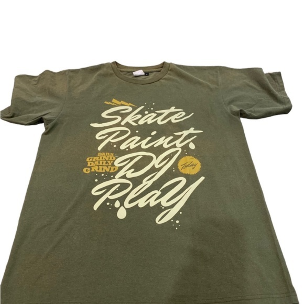 Daily Grind Olive Green Men’s T Shirt Skate Paint DJ Play Size Large
